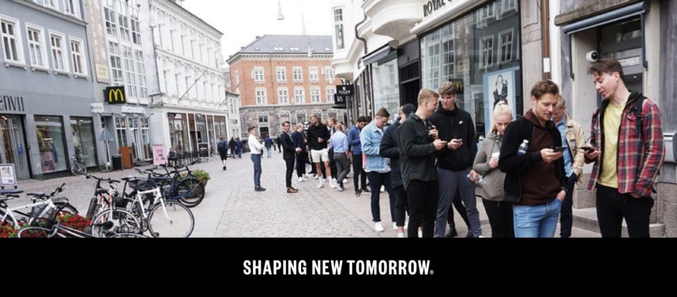 Shaping new tomorrow using gamification in the queue at store opening